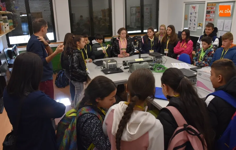 Foto 9 - Los escolares de la comarca y El Puente abren las jornadas de Puertas Abiertas en los IES