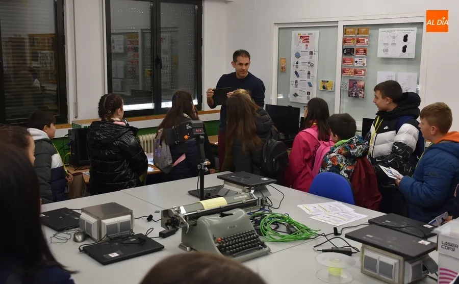 Foto 10 - Los escolares de la comarca y El Puente abren las jornadas de Puertas Abiertas en los IES