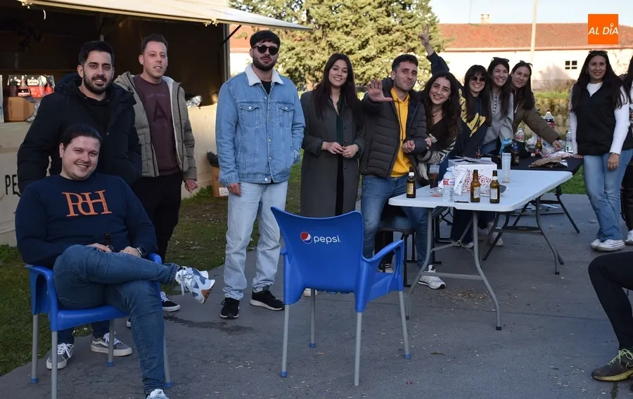 Foto 3 - Miembros de varias pe&ntilde;as apuran la fiesta en Bolonia