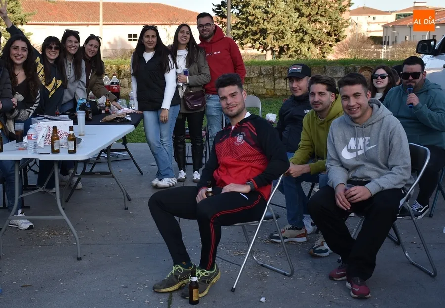 Foto 4 - Miembros de varias pe&ntilde;as apuran la fiesta en Bolonia