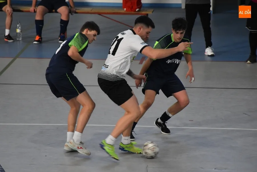 Foto 10 - El III de Futormes cae en un partido de bochornoso final visitante