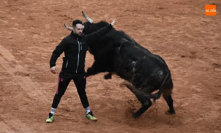 Foto 10 - Ram&oacute;n Sastre acaba manteado en el transcurso de la &uacute;ltima capea