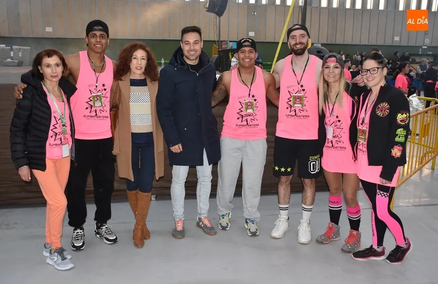 Foto 2 - Mirobrigenses de todas las edades lo dan todo en la masterclass carnavalera de zumba
