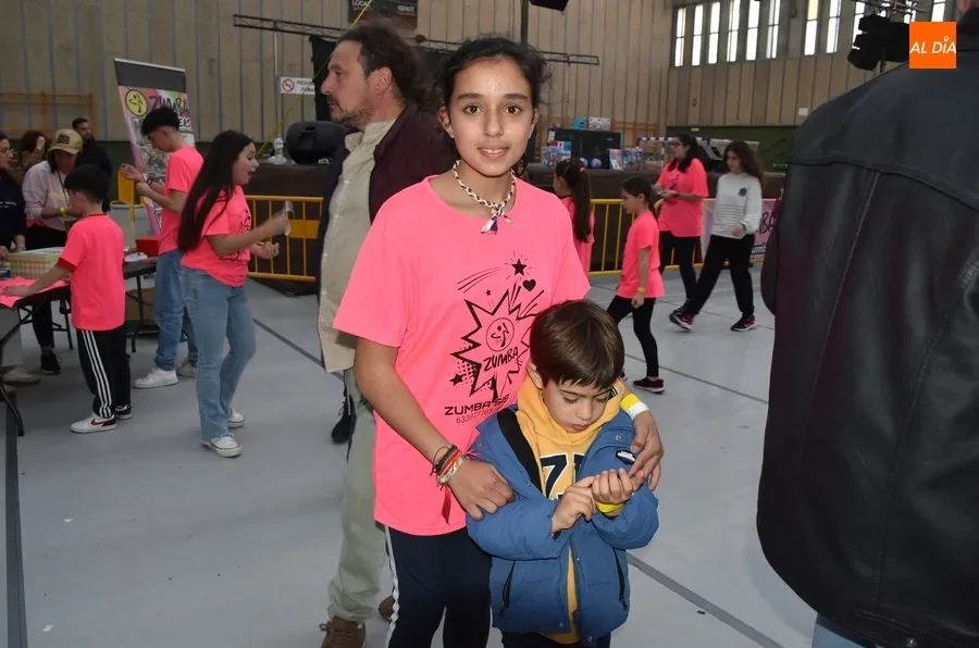 Foto 5 - Mirobrigenses de todas las edades lo dan todo en la masterclass carnavalera de zumba