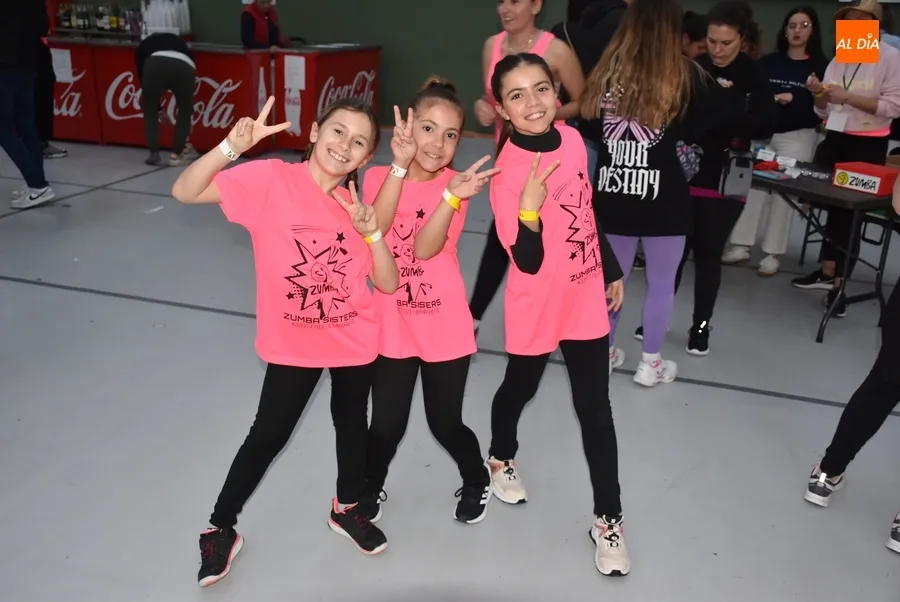 Foto 7 - Mirobrigenses de todas las edades lo dan todo en la masterclass carnavalera de zumba