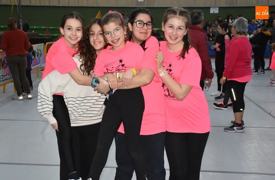 Foto 9 - Mirobrigenses de todas las edades lo dan todo en la masterclass carnavalera de zumba