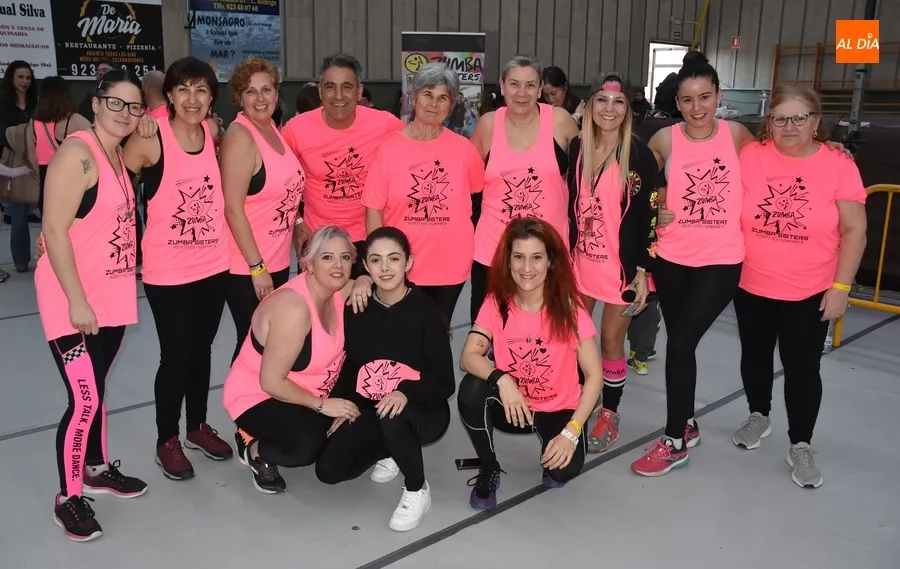 Foto 10 - Mirobrigenses de todas las edades lo dan todo en la masterclass carnavalera de zumba