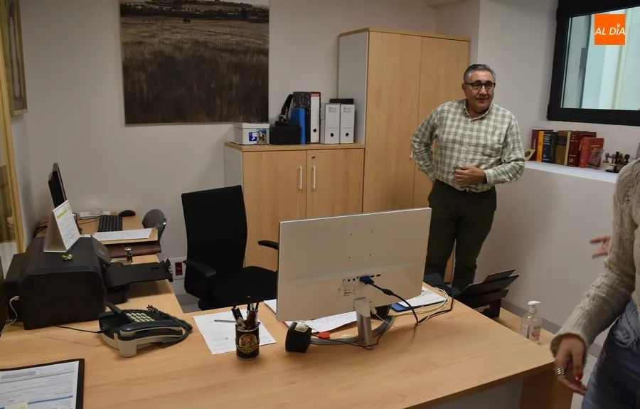 Foto 2 - El Ayuntamiento baja sus servicios m&aacute;s demandados a la entrada a la Casa Consistorial