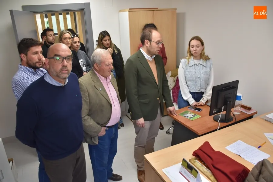 Foto 4 - El Ayuntamiento baja sus servicios m&aacute;s demandados a la entrada a la Casa Consistorial