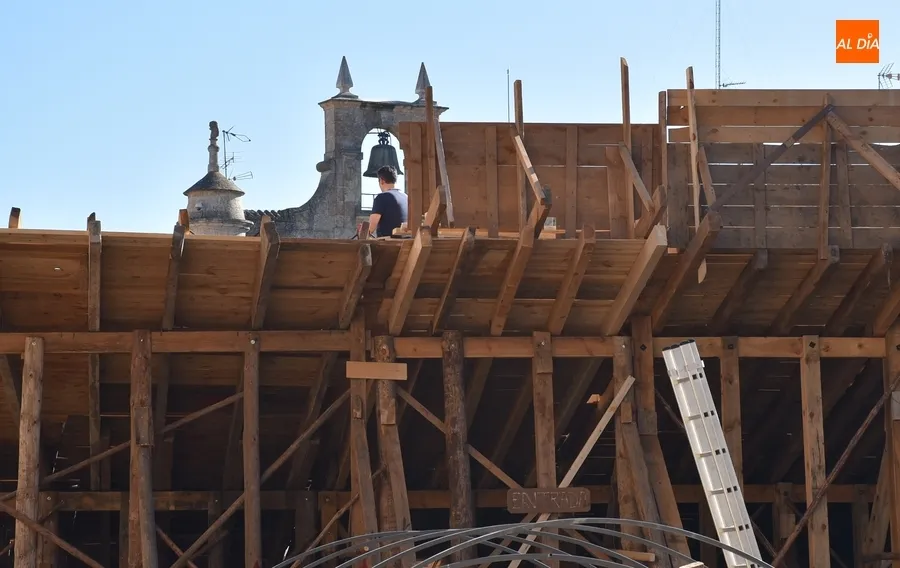 Foto 3 - Ni San Blas frena los trabajos y la expectaci&oacute;n por la construcci&oacute;n del coso taurino