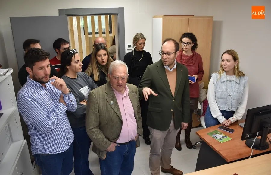 Foto 5 - El Ayuntamiento baja sus servicios m&aacute;s demandados a la entrada a la Casa Consistorial