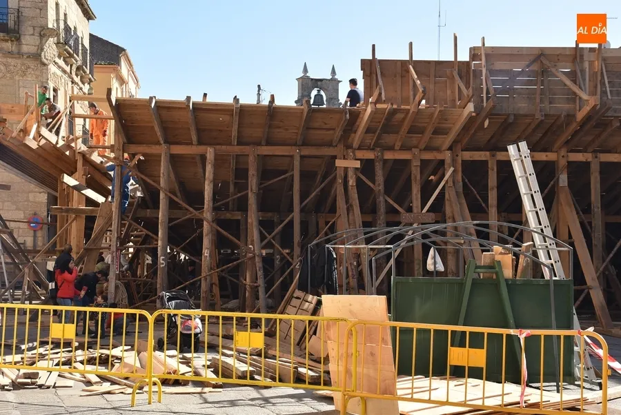 Foto 4 - Ni San Blas frena los trabajos y la expectaci&oacute;n por la construcci&oacute;n del coso taurino