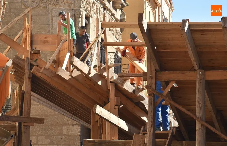 Foto 5 - Ni San Blas frena los trabajos y la expectaci&oacute;n por la construcci&oacute;n del coso taurino