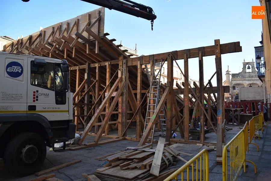 Foto 6 - Ni San Blas frena los trabajos y la expectaci&oacute;n por la construcci&oacute;n del coso taurino