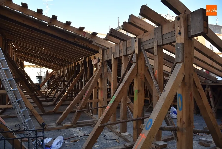 Foto 7 - Ni San Blas frena los trabajos y la expectaci&oacute;n por la construcci&oacute;n del coso taurino