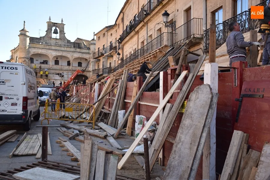 Foto 8 - Ni San Blas frena los trabajos y la expectaci&oacute;n por la construcci&oacute;n del coso taurino