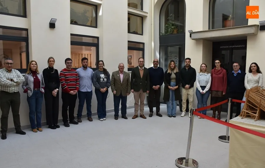 Foto 8 - El Ayuntamiento baja sus servicios m&aacute;s demandados a la entrada a la Casa Consistorial
