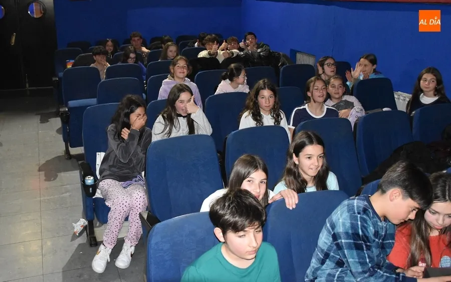 Foto 7 - Un centenar de j&oacute;venes disfruta en el Cine Juventud de la &lsquo;Noche de Pijamas&rsquo;