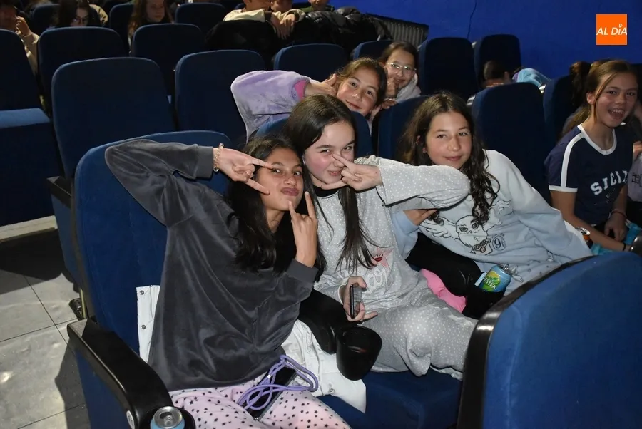 Foto 8 - Un centenar de j&oacute;venes disfruta en el Cine Juventud de la &lsquo;Noche de Pijamas&rsquo;