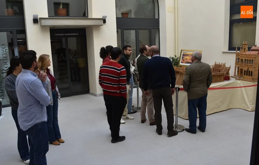 Foto 10 - El Ayuntamiento baja sus servicios m&aacute;s demandados a la entrada a la Casa Consistorial
