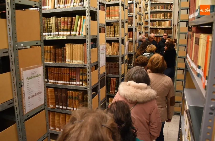 Foto 3 - Alumnos de la Escuela de Adultos descubren la biblioteca del Seminario