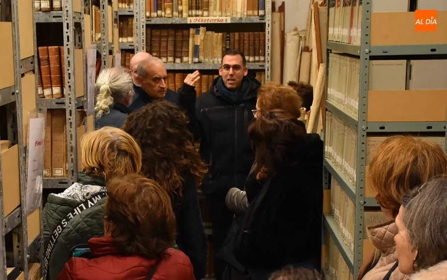 Foto 4 - Alumnos de la Escuela de Adultos descubren la biblioteca del Seminario