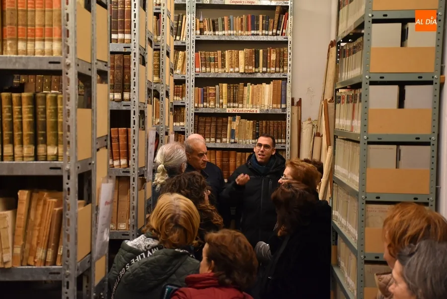 Foto 5 - Alumnos de la Escuela de Adultos descubren la biblioteca del Seminario