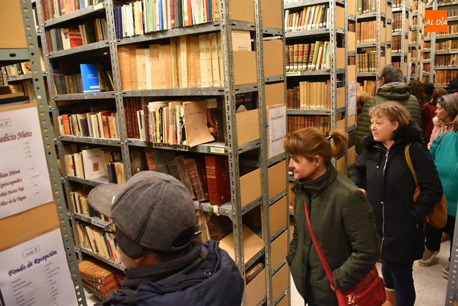 Foto 6 - Alumnos de la Escuela de Adultos descubren la biblioteca del Seminario