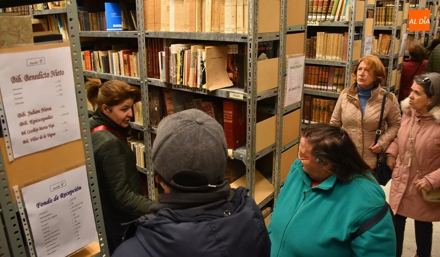 Foto 7 - Alumnos de la Escuela de Adultos descubren la biblioteca del Seminario