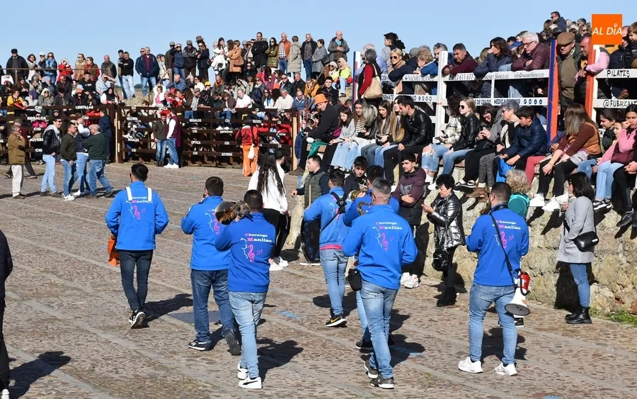 Foto 4 - Multitudinario estreno en la franja matinal de la capea del Domingo de Pi&ntilde;ata