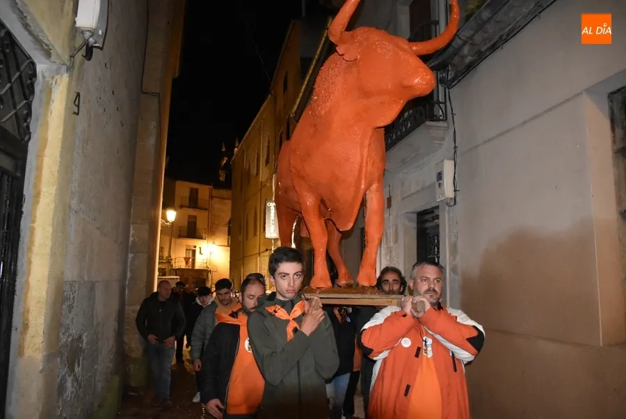 Foto 2 - El multitudinario Pasacalles de Cenizos cierra con nuevo formato el Carnaval del Toro 2024
