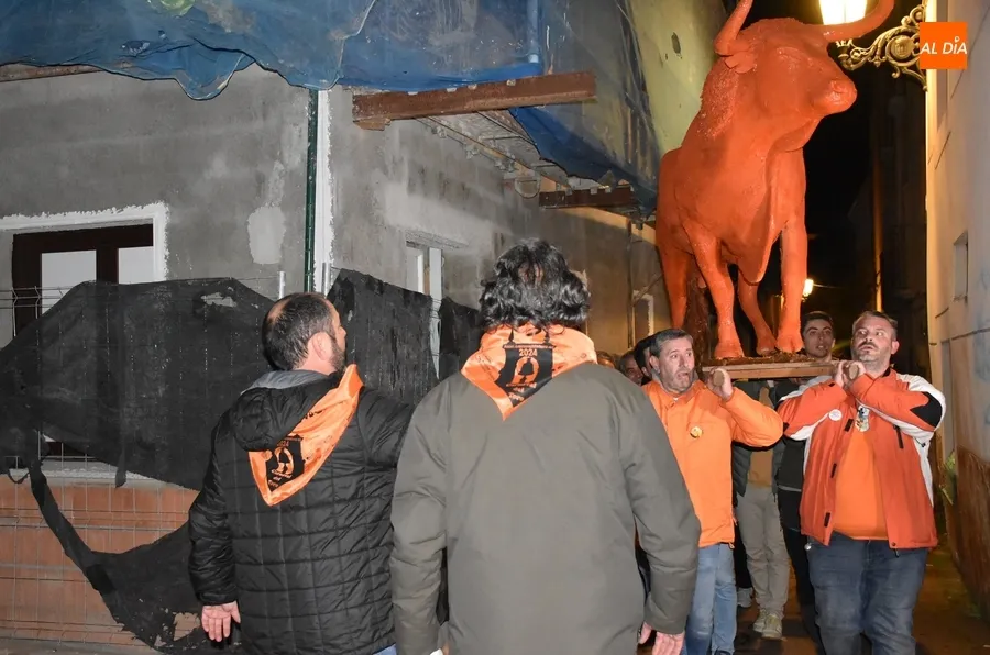 Foto 4 - El multitudinario Pasacalles de Cenizos cierra con nuevo formato el Carnaval del Toro 2024