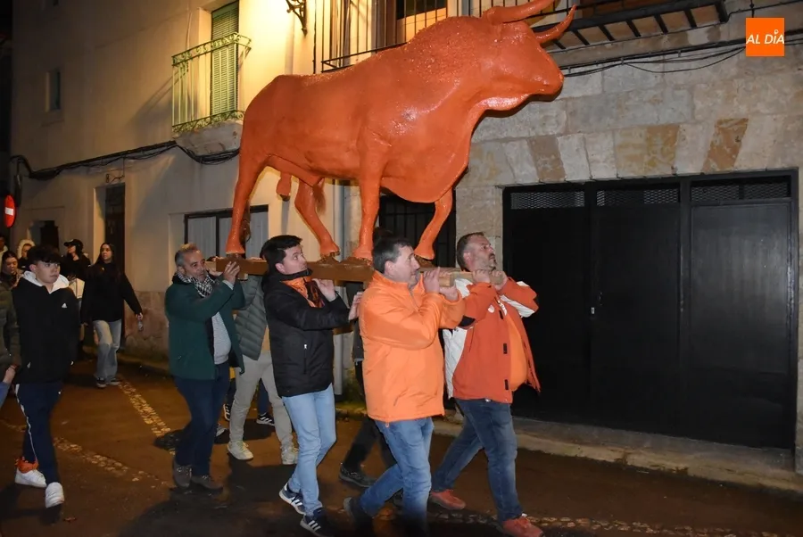 Foto 5 - El multitudinario Pasacalles de Cenizos cierra con nuevo formato el Carnaval del Toro 2024