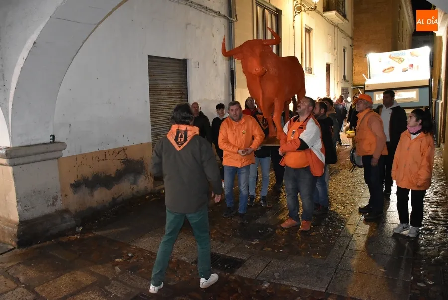 Foto 9 - El multitudinario Pasacalles de Cenizos cierra con nuevo formato el Carnaval del Toro 2024