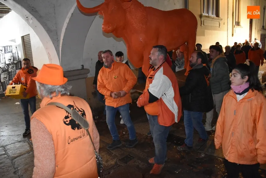 Foto 10 - El multitudinario Pasacalles de Cenizos cierra con nuevo formato el Carnaval del Toro 2024