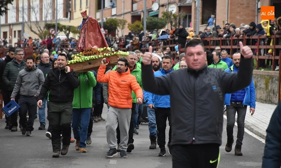 Foto 2 - La Pol&eacute;mika y La Gresca rinden devoci&oacute;n un a&ntilde;o m&aacute;s a San Pedr&iacute;n