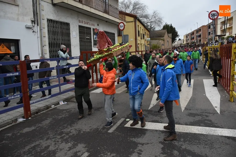 Foto 5 - La Pol&eacute;mika y La Gresca rinden devoci&oacute;n un a&ntilde;o m&aacute;s a San Pedr&iacute;n