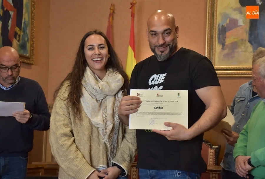 Foto 5 - Los alumnos de las AFEs reciben sus diplomas tras dejar Ciudad Rodrigo &ldquo;como un pincel&rdquo;