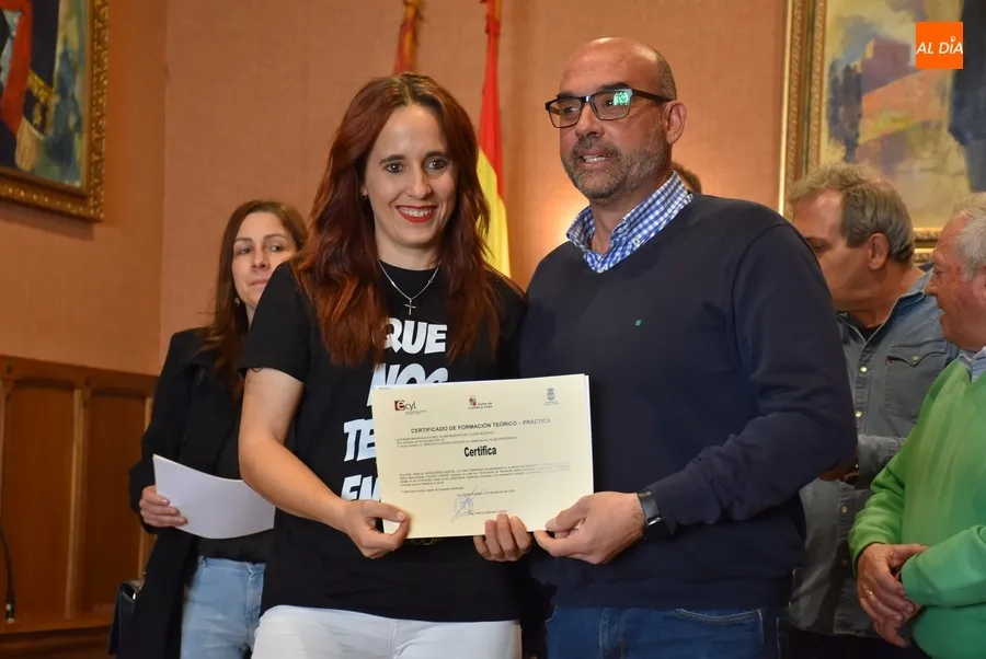 Foto 6 - Los alumnos de las AFEs reciben sus diplomas tras dejar Ciudad Rodrigo &ldquo;como un pincel&rdquo;