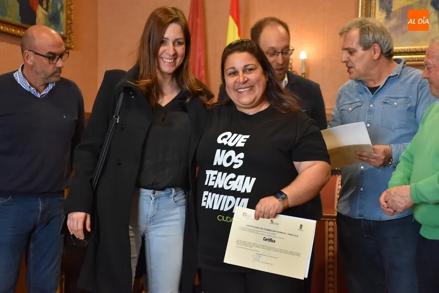 Foto 7 - Los alumnos de las AFEs reciben sus diplomas tras dejar Ciudad Rodrigo &ldquo;como un pincel&rdquo;