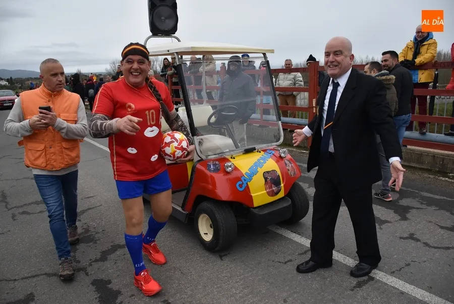 Foto 7 - Rubiales y Jennifer Hermoso tambi&eacute;n &lsquo;pican&rsquo; un Domingo de Carnaval tan musical como lluvioso