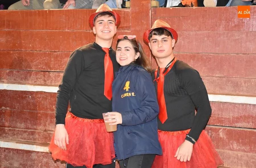 Foto 4 - Tremendo ambiente en la arena en los proleg&oacute;menos y en los tablaos durante la capea