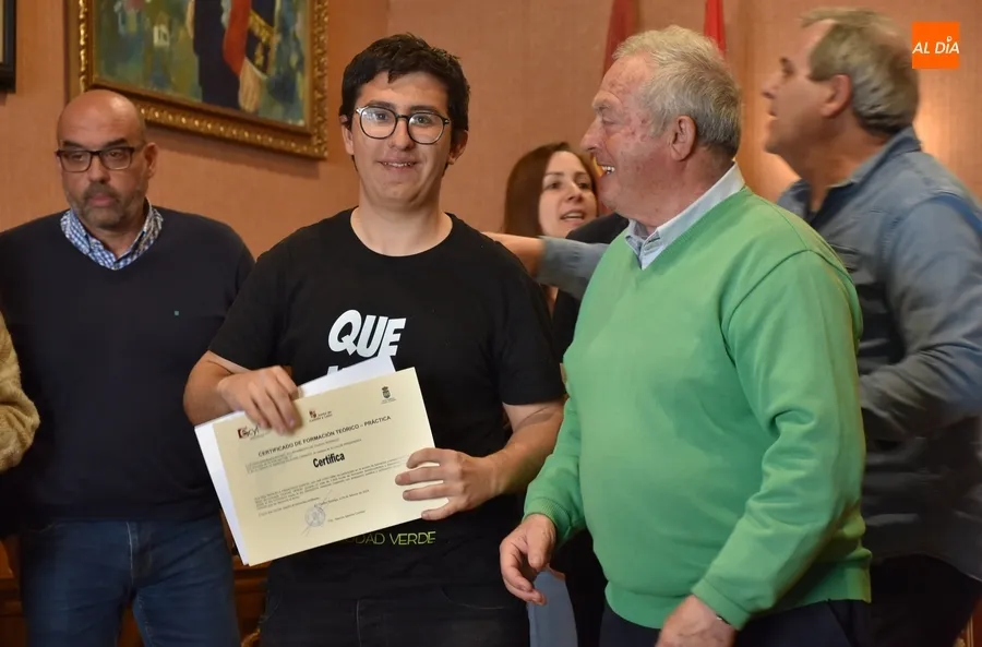 Foto 8 - Los alumnos de las AFEs reciben sus diplomas tras dejar Ciudad Rodrigo &ldquo;como un pincel&rdquo;