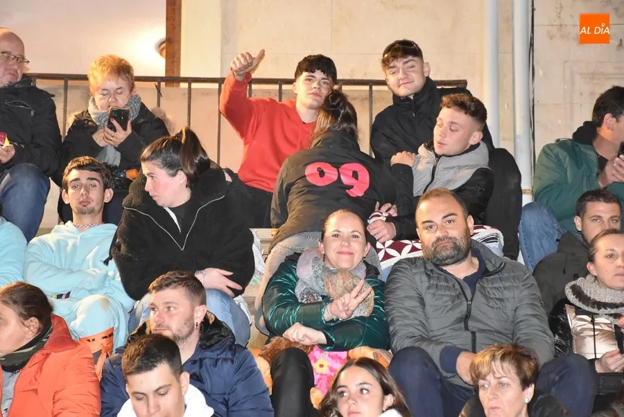 Foto 5 - Tremendo ambiente en la arena en los proleg&oacute;menos y en los tablaos durante la capea