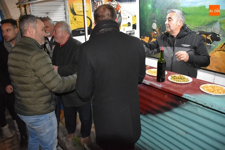 Foto 2 - Buen ambiente en la apertura de la Plazuela del Buen Alcalde pese a la complicada noche
