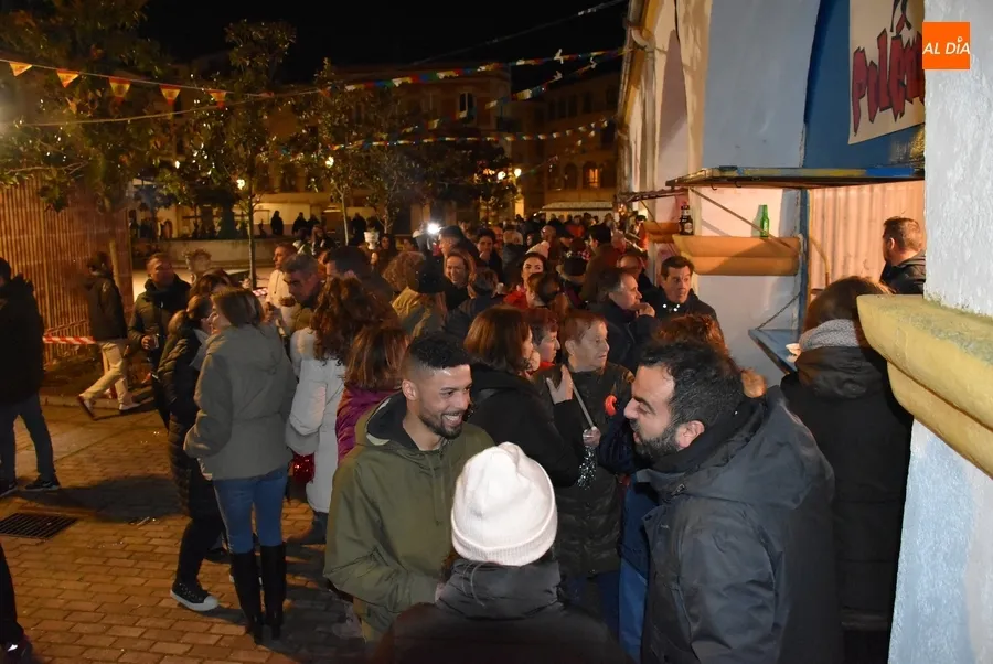 Foto 3 - Buen ambiente en la apertura de la Plazuela del Buen Alcalde pese a la complicada noche