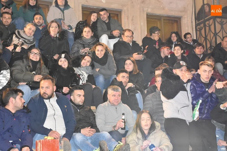 Foto 9 - Tremendo ambiente en la arena en los proleg&oacute;menos y en los tablaos durante la capea