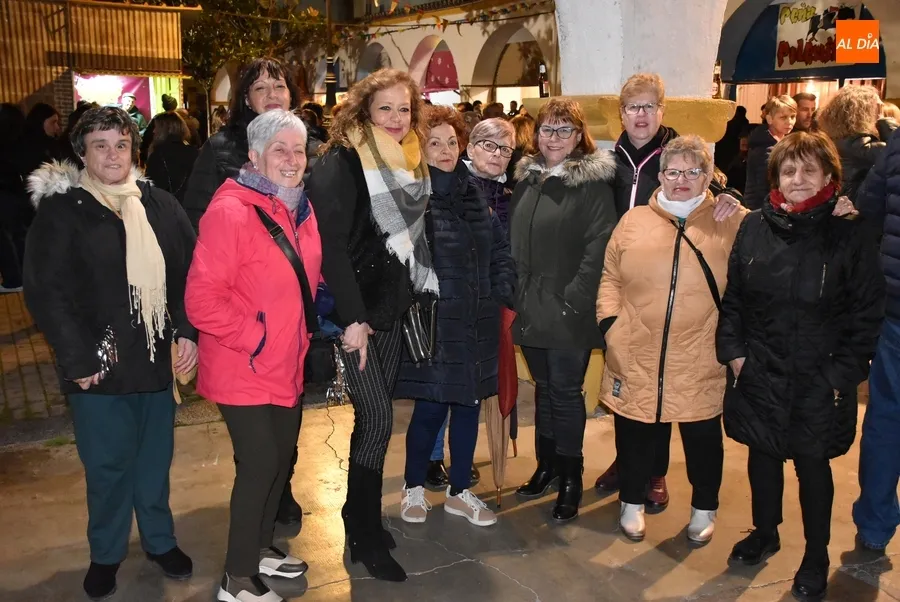 Foto 5 - Buen ambiente en la apertura de la Plazuela del Buen Alcalde pese a la complicada noche