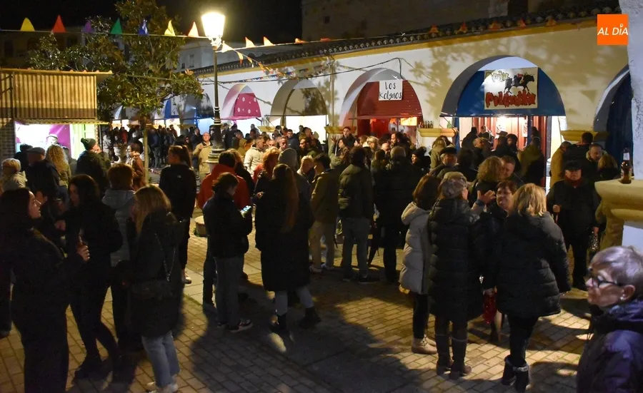 Foto 6 - Buen ambiente en la apertura de la Plazuela del Buen Alcalde pese a la complicada noche