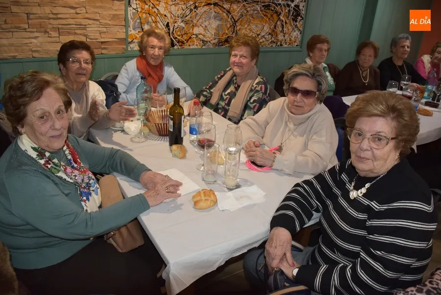 Foto 7 - Varios grupos de mujeres se van de comida en Ciudad Rodrigo con motivo de las &Aacute;guedas